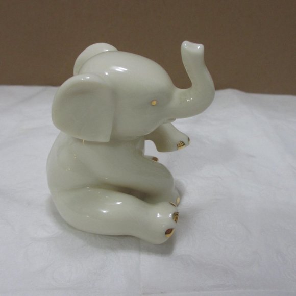 Elephant Baby Figurine about 2,5”tall LENOX Vintage Porcelain Trunk 24k Gold - Picture 4 of 8